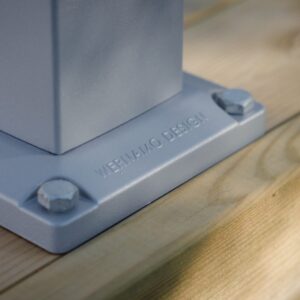 Stolpfot i gjuten zink i silvergrå pulverlackerad lack.