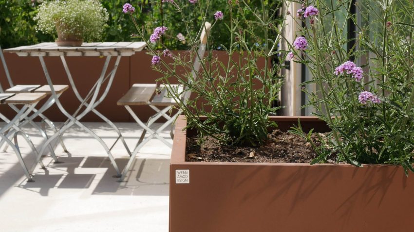 Blomlåda i corten som inte färgar av sig. Lackad i cortenlack. Stor Plant Box Kub med plantering.